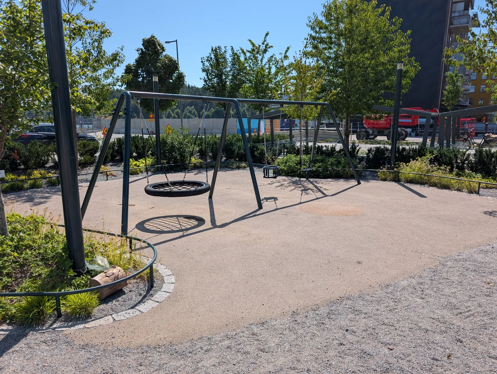 Grönområde vid lekplatsen i Hamnparken
