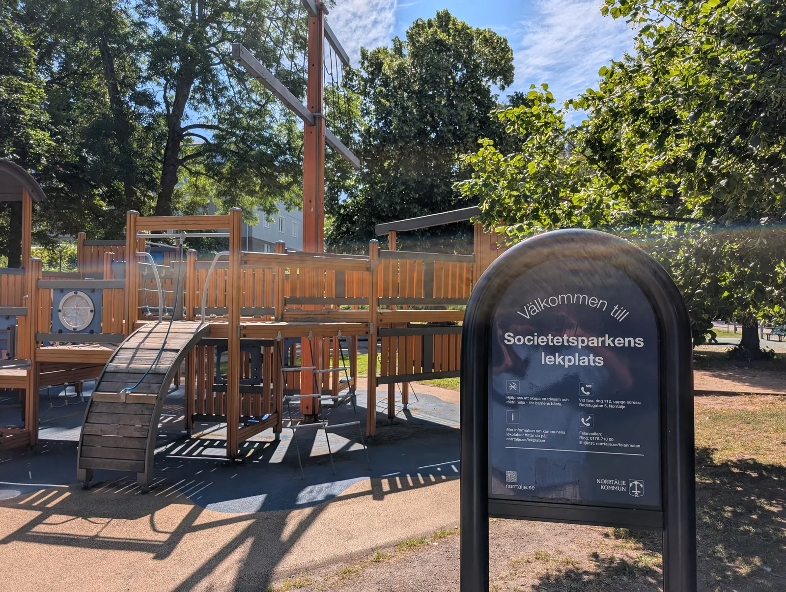 Lekredskap bland träden i parken