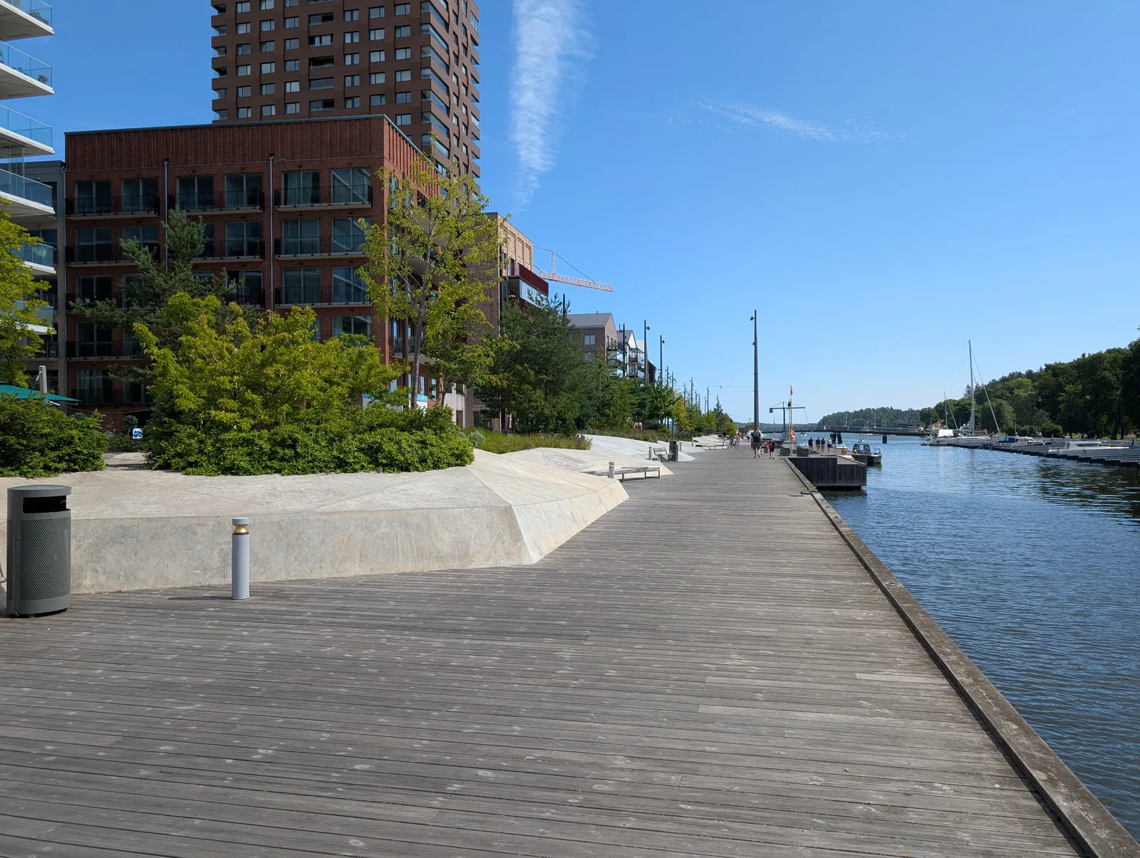 Norrtälje hamn med kajstråk och båtar