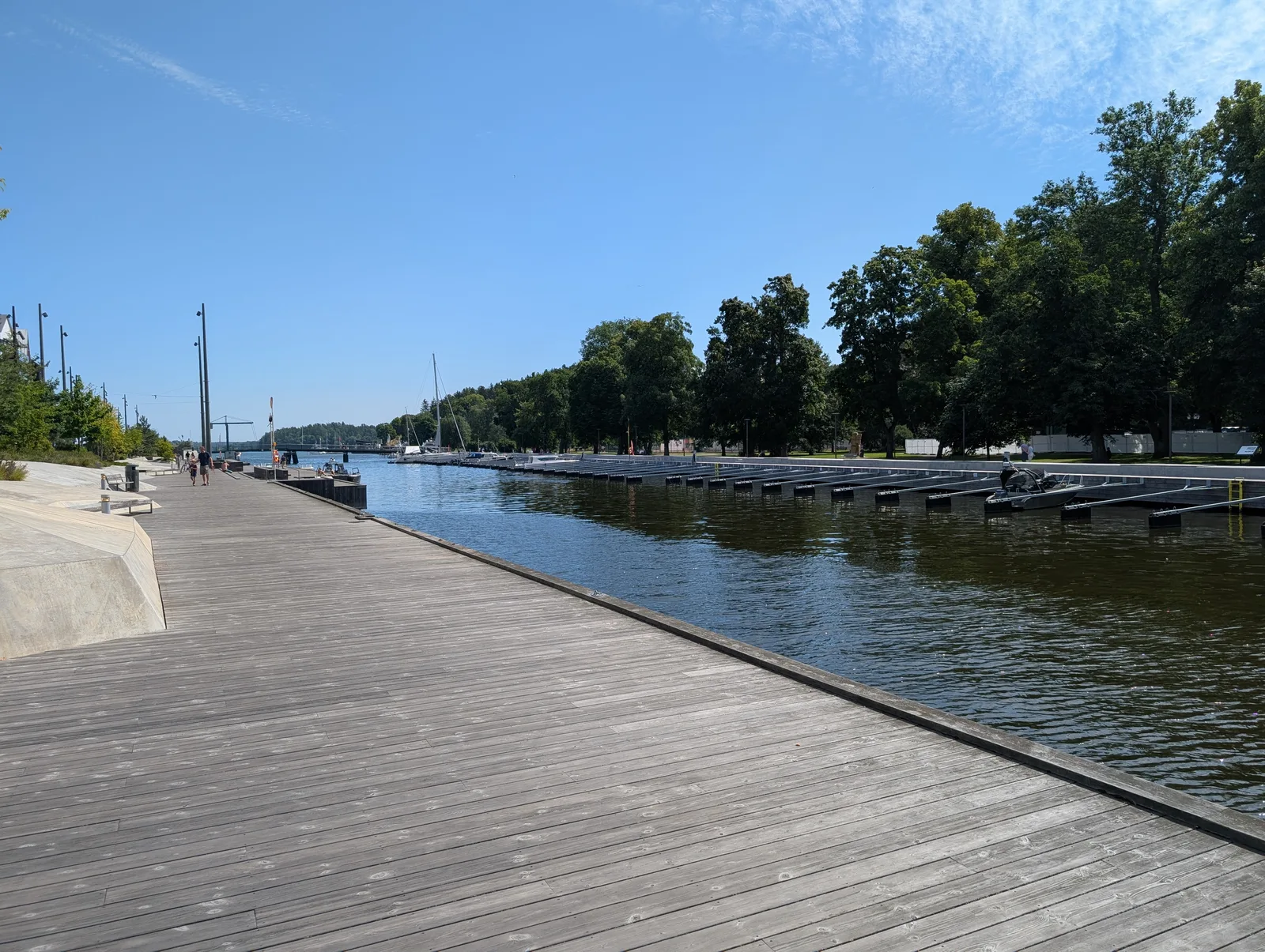 Hamnmiljö med utsikt över vattnet