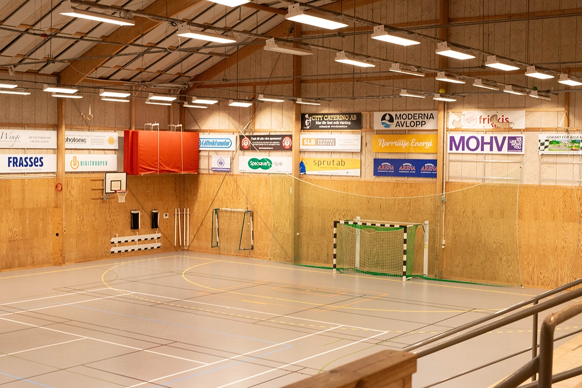 Multifunktionell inomhushall för sporter som innebandy, handboll och basket
