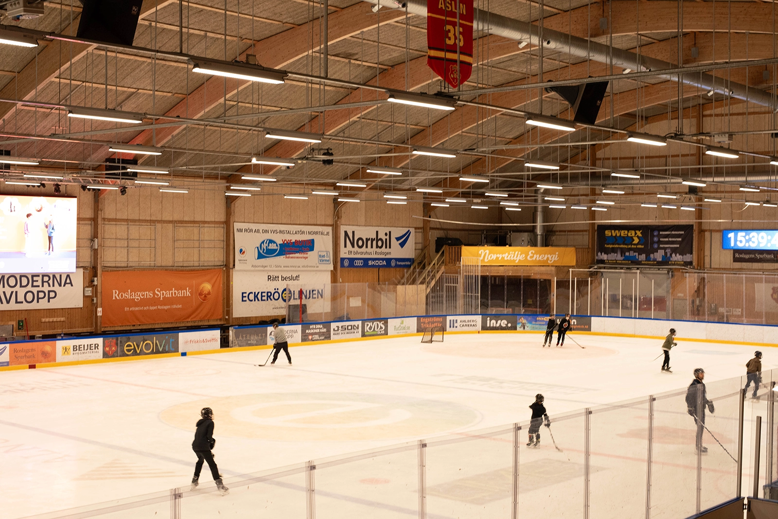 Det är allmänhetens åkning i ishallen