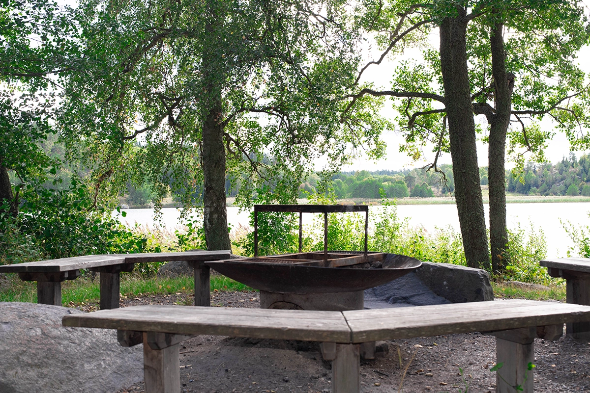 En av många natursköna grillplatser där du kan grilla korv med familj och vänner
